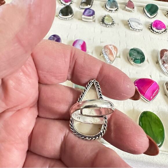 💕 Mother of pearl natural gemstone ring, silver overlay adjustable, stamped 95 - Picture 2 of 3